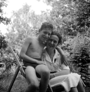 Een vrouw en een jongen, Bestanddeelnr 191-1121