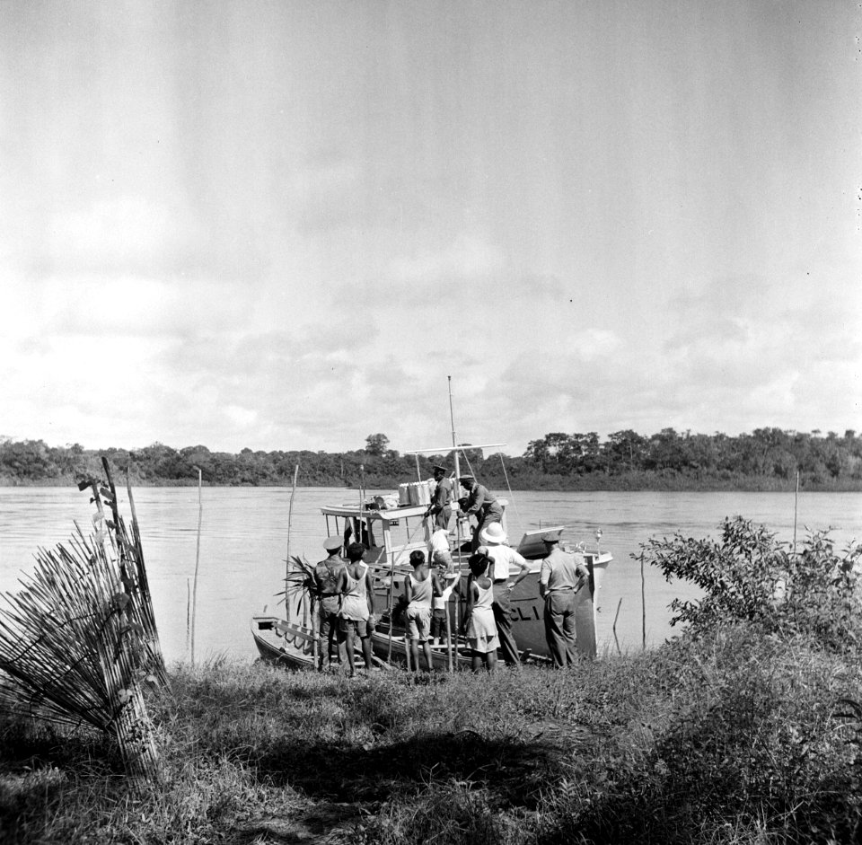 Een veerboot met de familie Boogh aan boord op een rivier, waarschijnlijk de Sur, Bestanddeelnr 252-6943