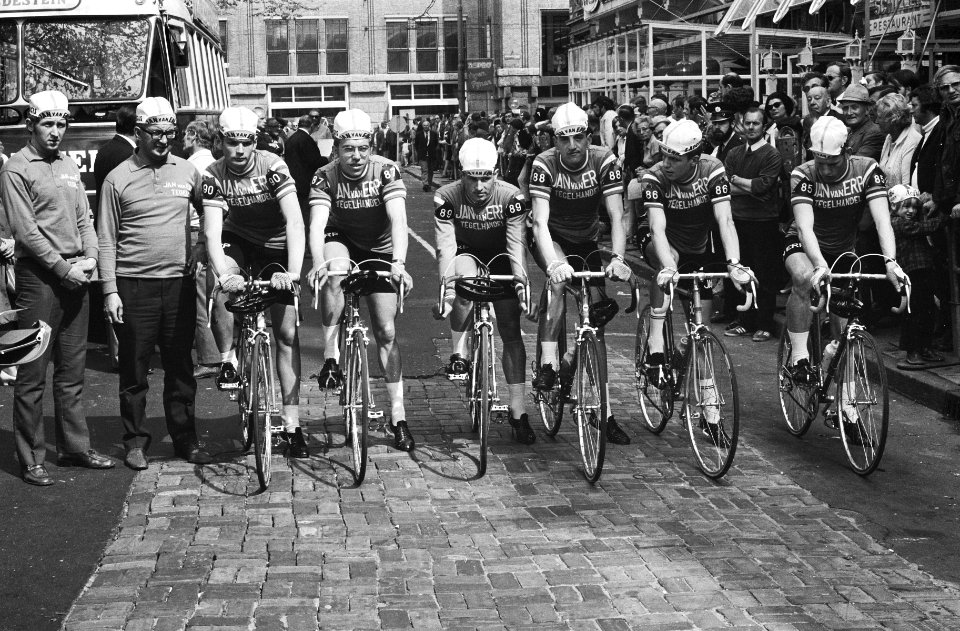 Een van de wielerploegen bij de start op het Rembrandtsplein te Amsterdam, Bestanddeelnr 924-5286