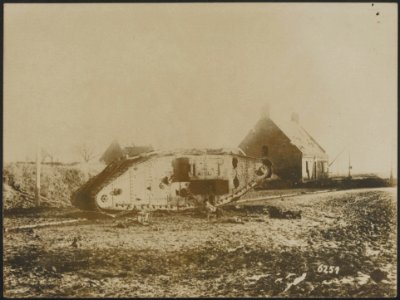 Een van de voor Cambrai door de Duitsche artillerie vernielde Engelsche tanks, Bestanddeelnr 158-1716