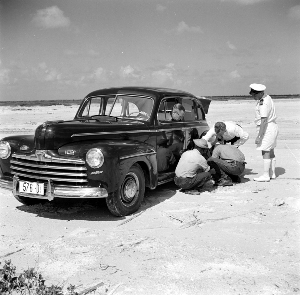 Een vastzittende auto bij de zoutpannen op Bonaire In de auto gezaghebber Xavie, Bestanddeelnr 252-8406