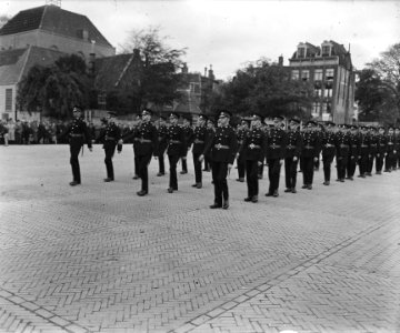 Een wandeling door Amsterdam die een serie enkele specifiek Amsterdamse merkwa, Bestanddeelnr 900-9200