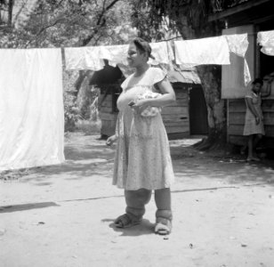 Een vrouw (Philaria) met opgezwollen benen in de leprozerie Bethesda van de Ev, Bestanddeelnr 252-6236