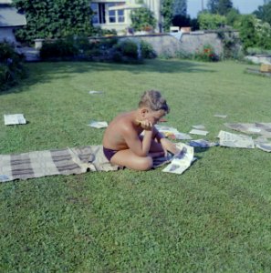 Een zoontje Kreisselmeier leest, Bestanddeelnr 254-4963