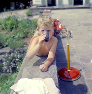 Een zoontje Kreisselmeier drinkt limonade, Bestanddeelnr 254-4961