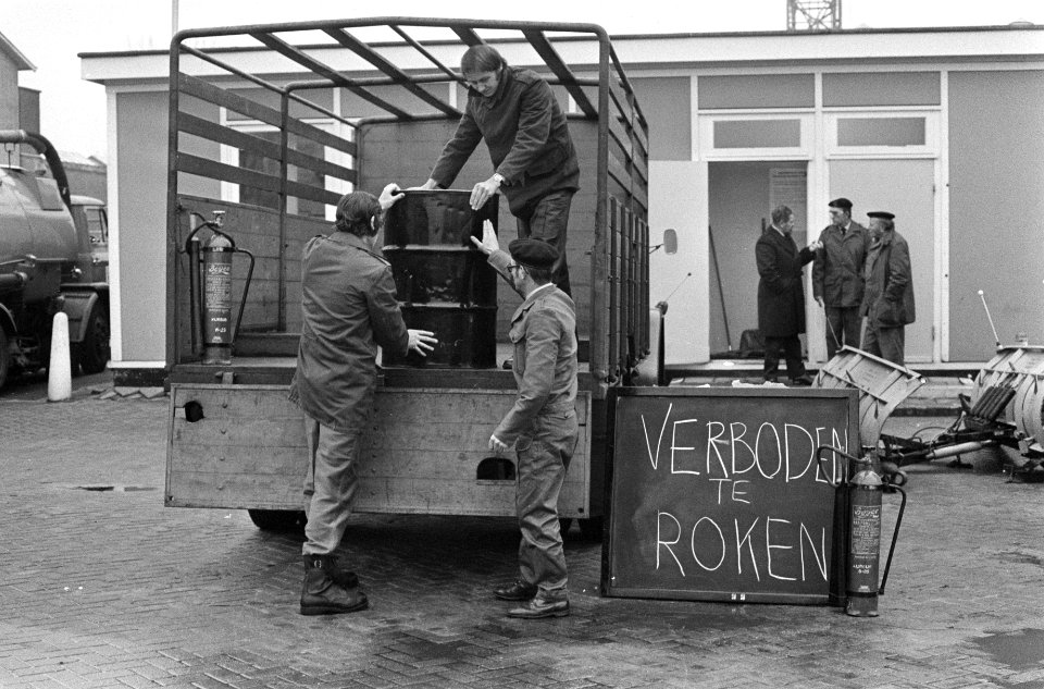 Een vat met benzine wordt op een vrachtwagen geladen op de voorgrond een verbod, Bestanddeelnr 926-9292
