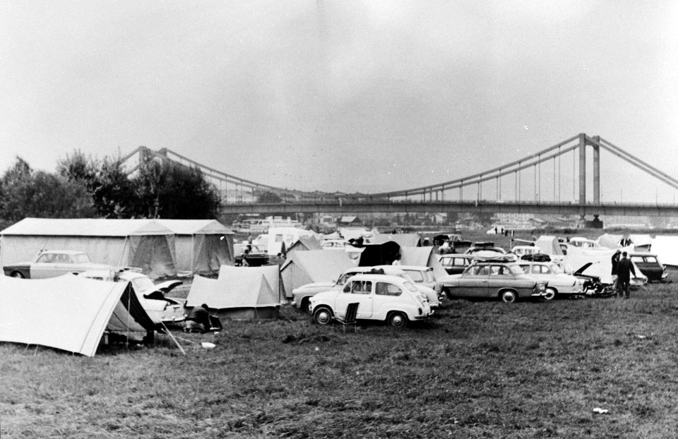 Een vluchtelingenkamp voor Tsjechen bij de Wiener Reichsbrücke (Oostenrijk), Bestanddeelnr 921-6236 (cropped)