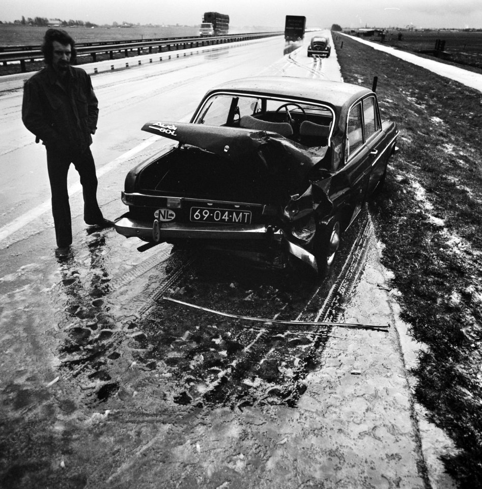 Een zwaar beschadigde auto op de vluchtstrook, Bestanddeelnr 926-8532