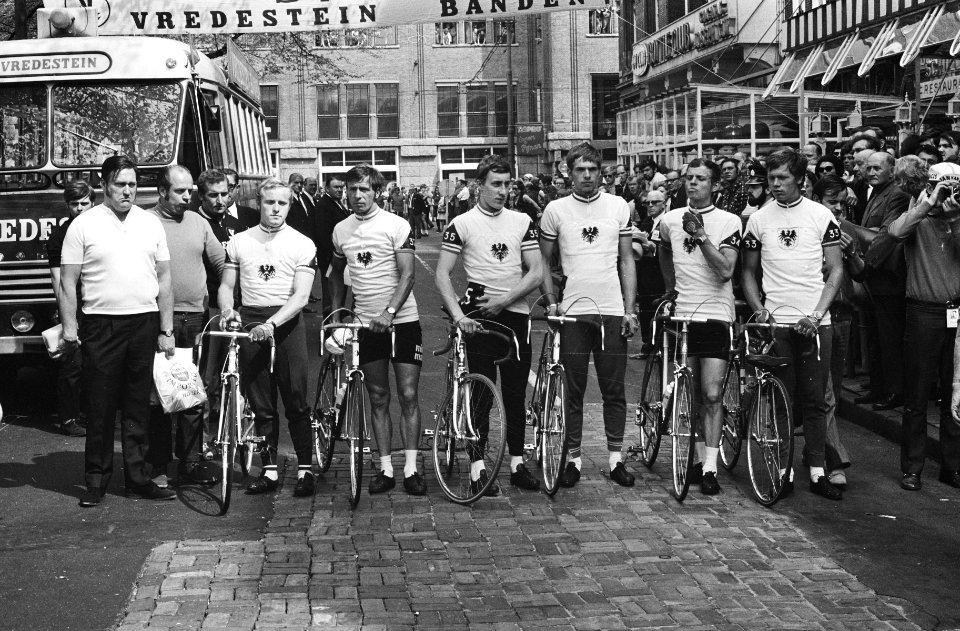 Een van de wielerploegen bij de start op het Rembrandtsplein te Amsterdam, Bestanddeelnr 924-5288