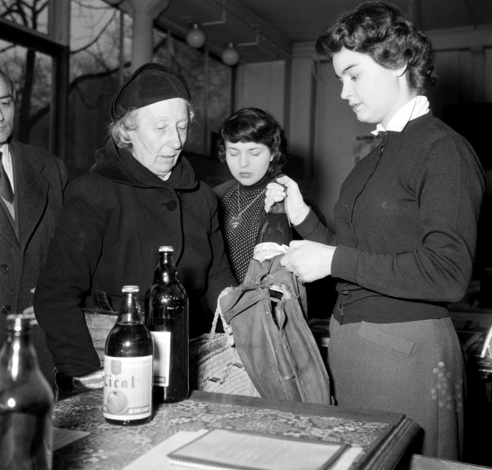 Een vrouw koopt een fles Cical in het centrum van het Nationaal Comité tegen Alc, Bestanddeelnr 254-0053