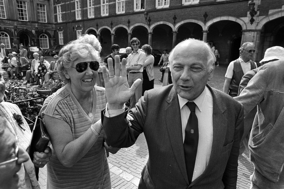 Een vrolijke PvdA fractievoorzitter Joop den Uyl met een vrouw op het Binnenhof , Bestanddeelnr 931-6549