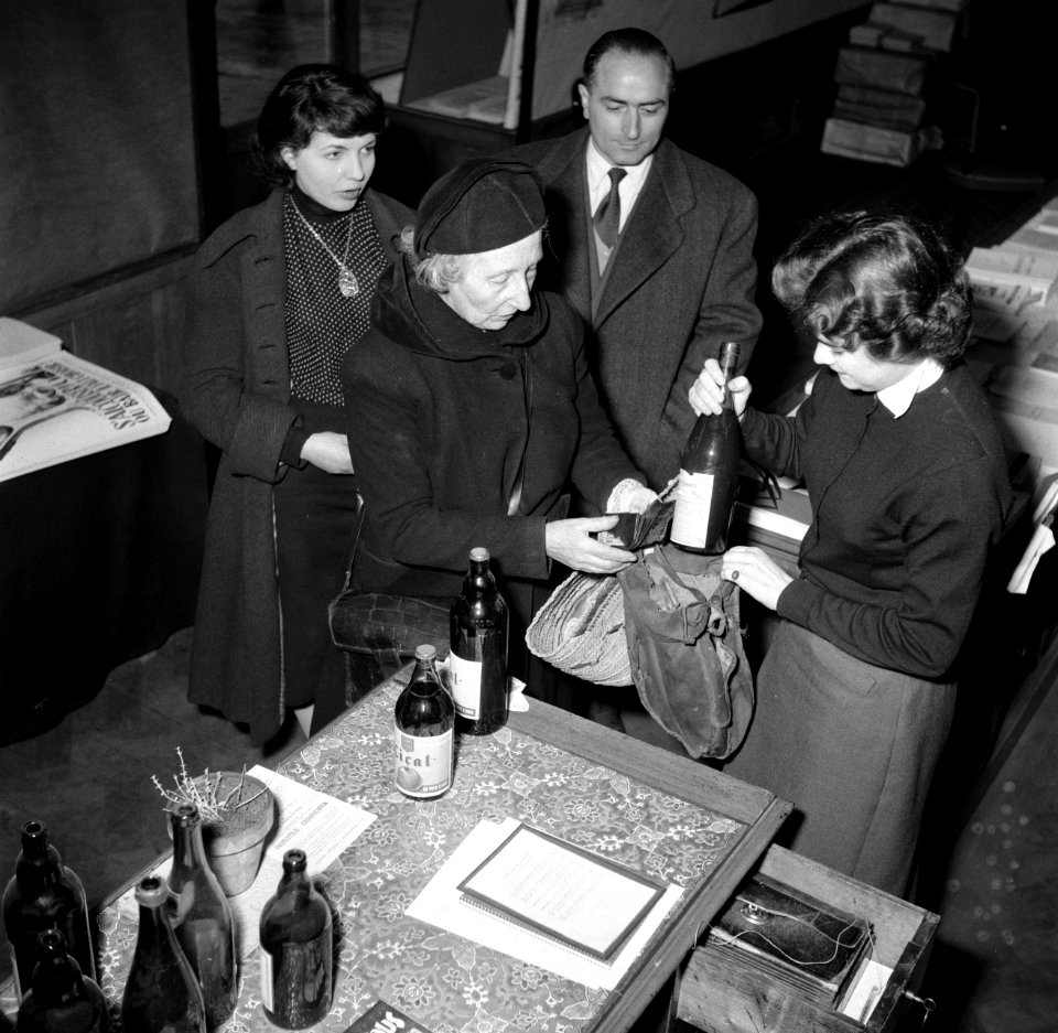 Een vrouw koopt een fles Cical in het centrum van het Nationaal Comité tegen Alc, Bestanddeelnr 254-0049