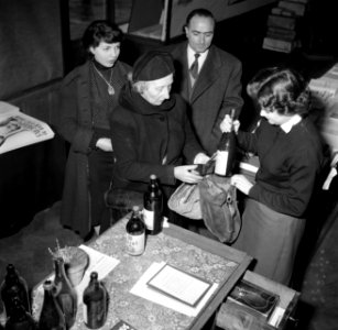 Een vrouw koopt een fles Cical in het centrum van het Nationaal Comité tegen Alc, Bestanddeelnr 254-0049