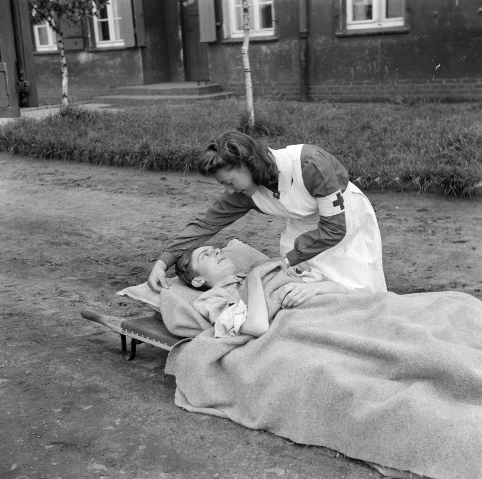Een ziek op een brancard met een verpleegster, Bestanddeelnr 900-5044 photo