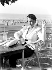 Een vrouw (Yvonne) rookt een sigaret op de boulevard van Scheveningen, Bestanddeelnr 189-0711