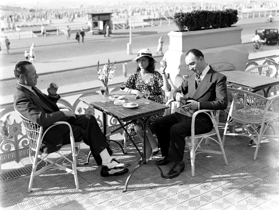 Een vrouw (mevrouw Ott) en twee mannen op een terras aan de boulevard in Scheve, Bestanddeelnr 189-0723