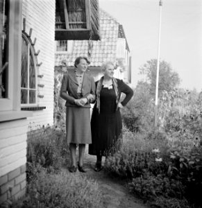 Een vrouw, waarschijnlijk de moeder van Van de Poll, met een vrouw in de tuin, Bestanddeelnr 191-1115