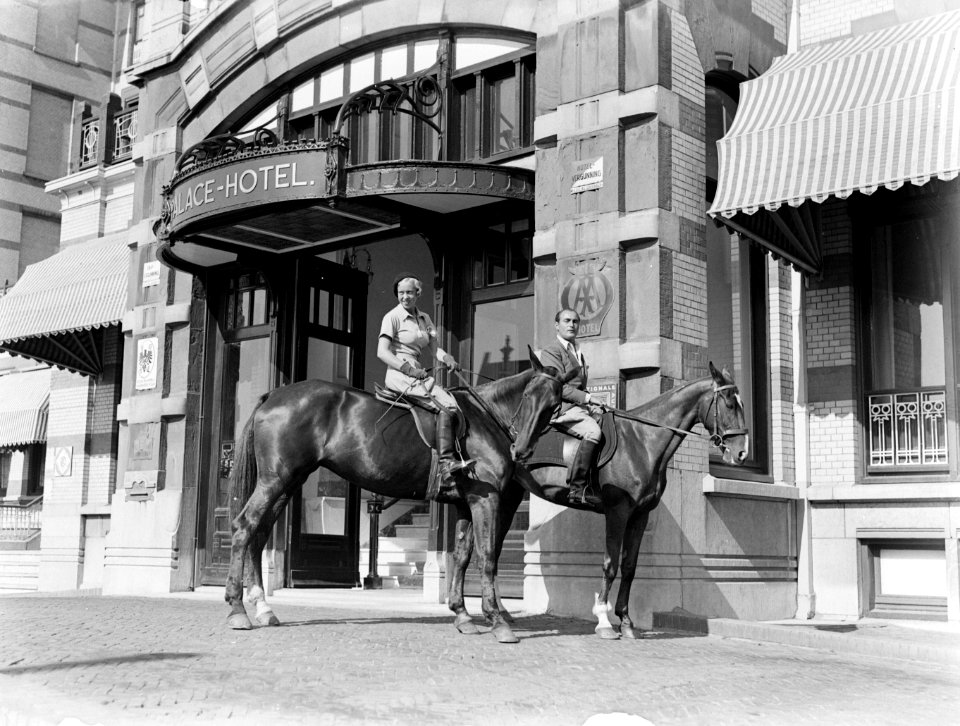 Een vrouw (Yvonne) en een man genaamd Farrar te paard voor het Palace Hotel in , Bestanddeelnr 189-0712