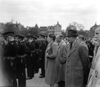 Een wandeling door Amsterdam die een serie enkele specifiek Amsterdamse merkwa, Bestanddeelnr 900-9197