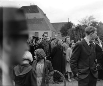 Een wandeling door Amsterdam die een serie enkele specifiek Amsterdamse merkwa, Bestanddeelnr 900-9198