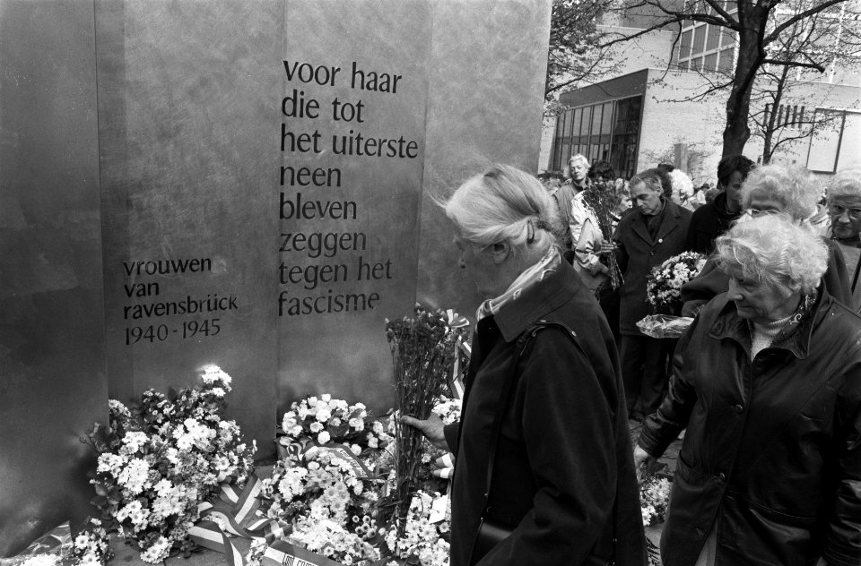 Een vrouw staat bij het monument, Bestanddeelnr 934-4424