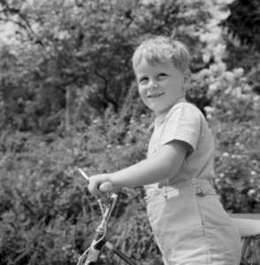 Een zoontje Kreisselmeier met zijn fiets, Bestanddeelnr 254-4983