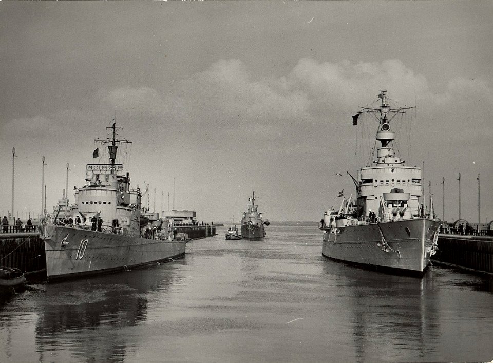 Een Zweeds Eskader, de torpedojager Norkoping (Links), de Stockholm (midden) en de kruiser Fylgia (Rechts) in de Noordersluis, op weg naar Amsterdam. Aangekocht in 1977 van fotograaf C. de Boer. Ident