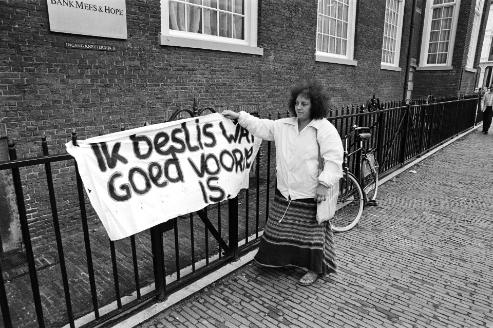 Een vrouwelijke demonstrant, Bestanddeelnr 930-9890