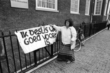 Een vrouwelijke demonstrant, Bestanddeelnr 930-9890