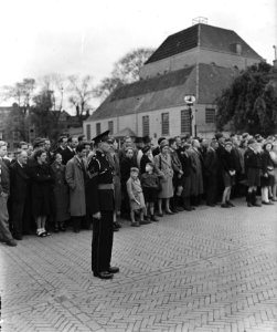 Een wandeling door Amsterdam die een serie enkele specifiek Amsterdamse merkwa, Bestanddeelnr 900-9203