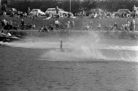 Een waterskiër in actie, Bestanddeelnr 922-6472