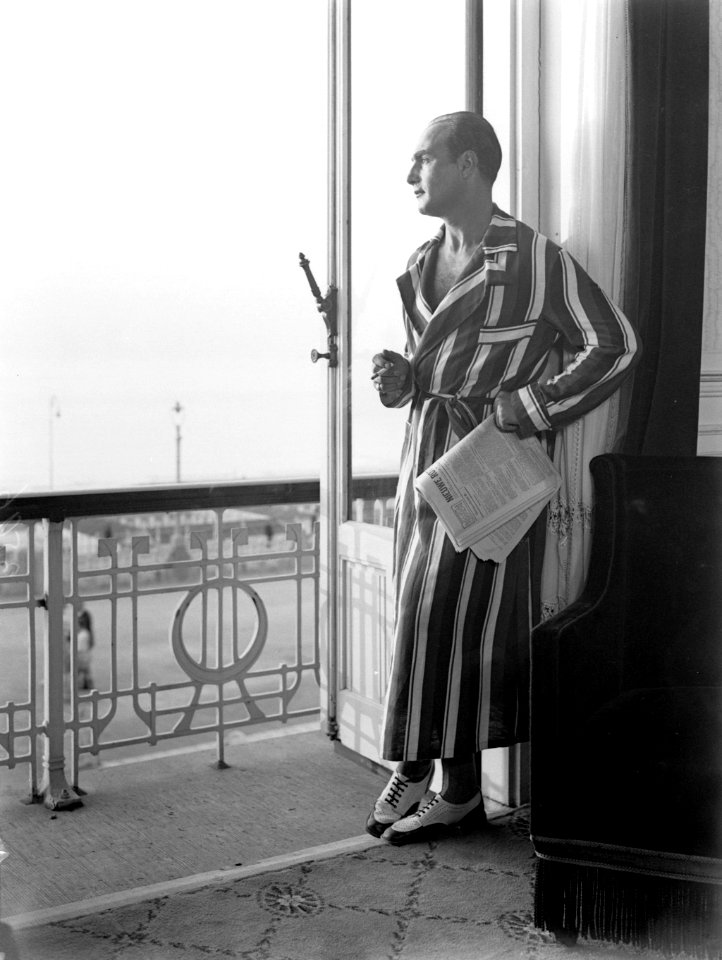 Een man kijkt vanuit zijn hotelkamer (in het Palace Hotel) op de boulevard in S, Bestanddeelnr 189-0713