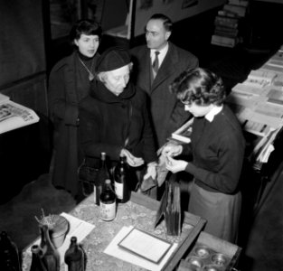 Een vrouw koopt een fles Cical in het centrum van het Nationaal Comité tegen Alc, Bestanddeelnr 254-0051