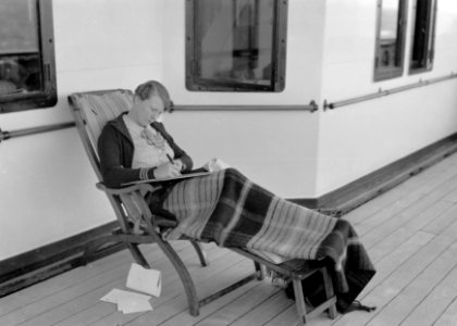 Een vrouw aan het schrijven aan boord van de MS Colombia op weg naar Madeira, Bestanddeelnr 190-0132