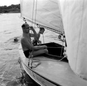 Een man en een jongen op een zeilboot, Bestanddeelnr 252-3161