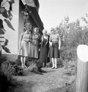 Een vrouw, waarschijnlijk de moeder van Van de Poll, met drie vrouwen in de tuin, Bestanddeelnr 191-1113