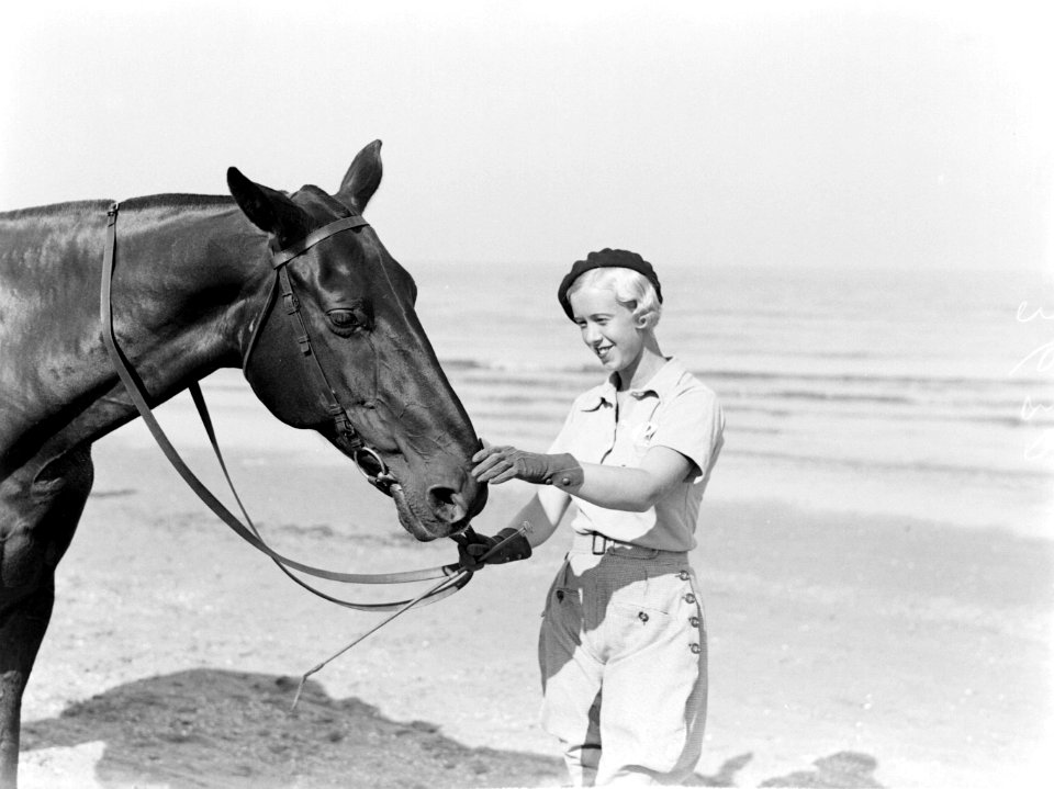 Een vrouw (Yvonne) met een paard man op het strand in Scheveningen, Bestanddeelnr 189-0733