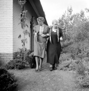 Een vrouw, waarschijnlijk de moeder van Van de Poll, met een jonge vrouw in de t, Bestanddeelnr 191-1112