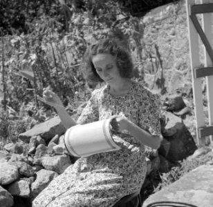 Een vrouw aan het borduren in het dorp Windwardside op Saba, Bestanddeelnr 252-8270