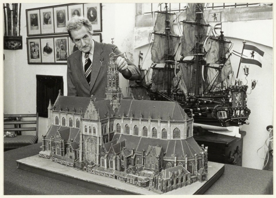 Een maquette van de Grote of St. Bavokerk, gemaakt door M.J. Bouwer. NL-HlmNHA 54005138
