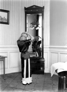 Een vrouw (Yvonne) voor een spiegel in een hotelkamer van het Palace Hotel in S, Bestanddeelnr 189-0730