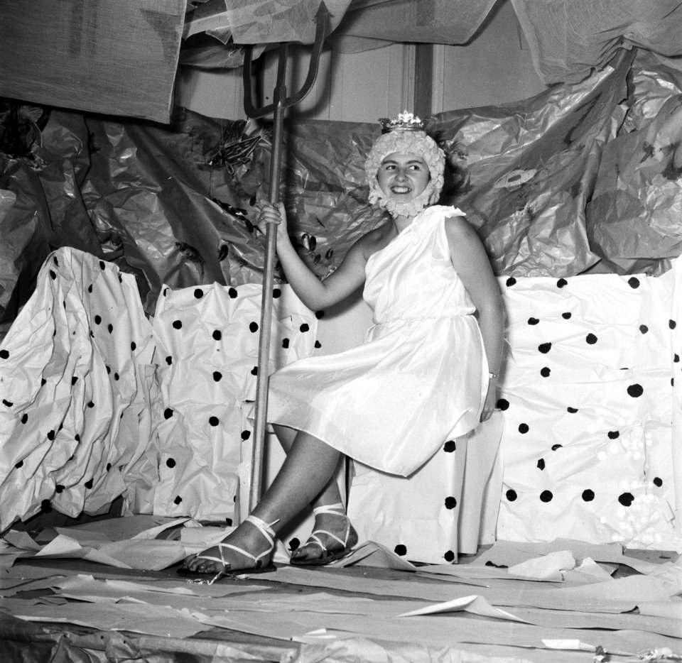 Een vrouw verkleed als de Griekse zeegod Poseidon, Bestanddeelnr 254-0171