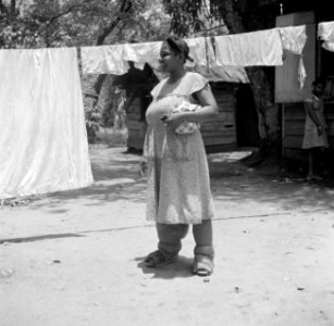 Een vrouw (Philaria) met opgezwollen benen in de leprozerie Bethesda van de Ev, Bestanddeelnr 252-6235