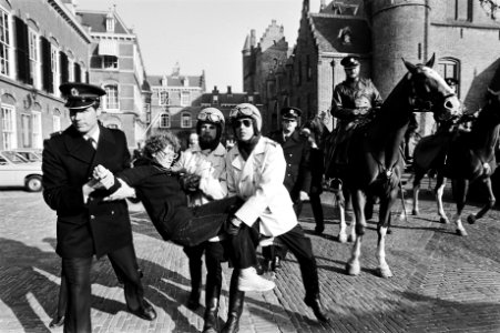 Een vrouw wordt gearresteerd, Bestanddeelnr 930-5096