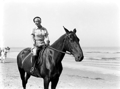 Een vrouw (Yvonne) met een paard man op het strand in Scheveningen, Bestanddeelnr 189-0734