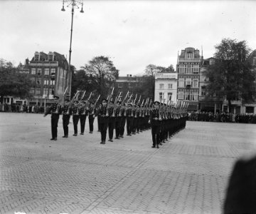 Een wandeling door Amsterdam die een serie enkele specifiek Amsterdamse merkwa, Bestanddeelnr 900-9204