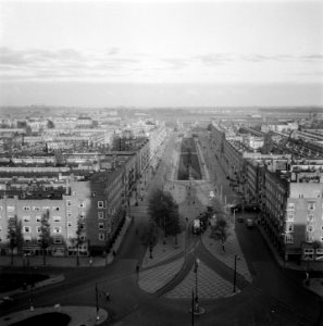 Een wandeling door Amsterdam die een serie enkele specifiek Amsterdamse merkwa, Bestanddeelnr 900-9291