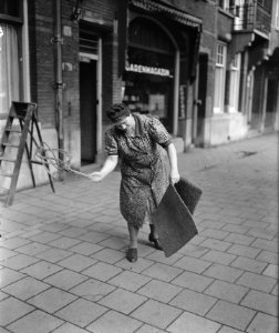 Een wandeling door Amsterdam die een serie enkele specifiek Amsterdamse merkwa, Bestanddeelnr 900-9206