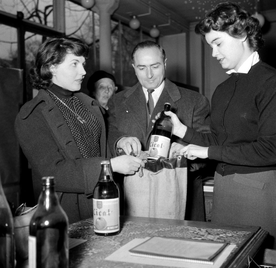Een vrouw koopt een fles Cical in het centrum van het Nationaal Comité tegen Alc, Bestanddeelnr 254-0052