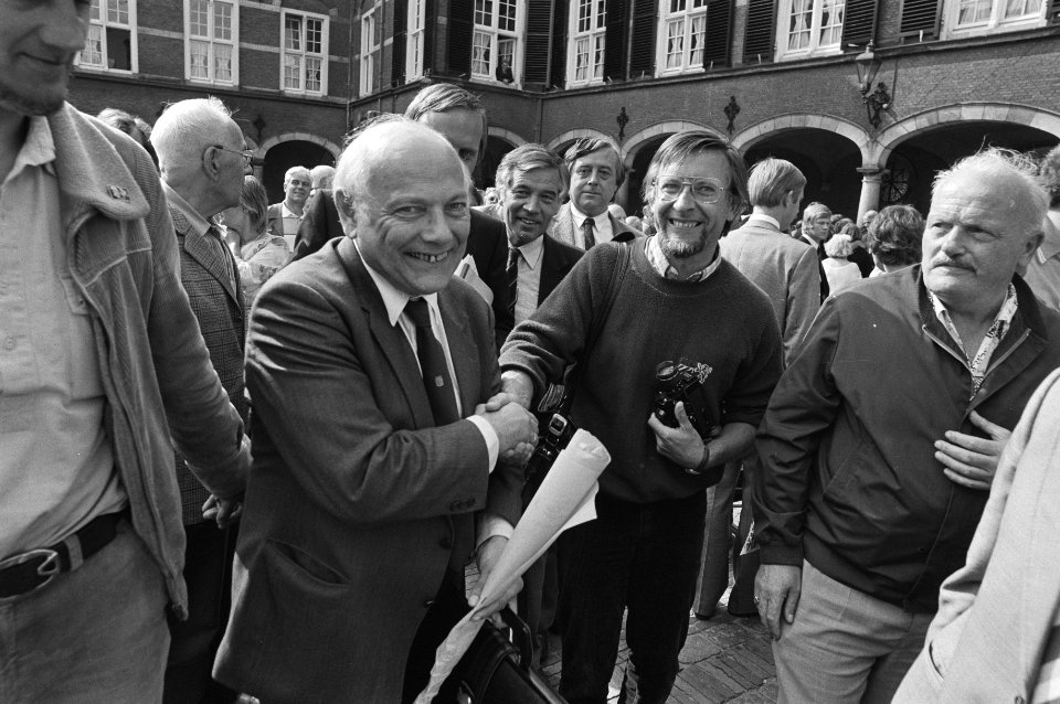 Een vrolijke PvdA fractievoorzitter Joop den Uyl tussen het publiek op het Binne, Bestanddeelnr 931-6550